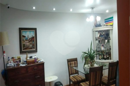 Apartamento na Vila Nova Conceição de 100m2 com 2 dorms, 1 suíte , 3 banheiros, 2 vagas. Estuda permuta.