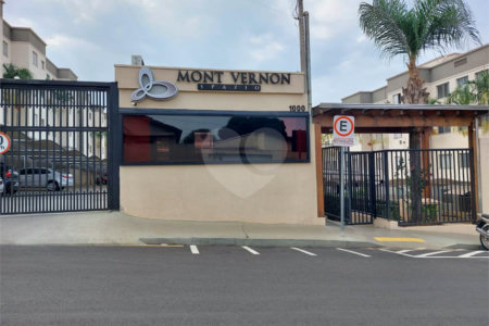 Apartamento no Condomínio Mont Vernon .