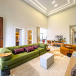 Casa Térrea – Condomínio Maria Cândida - 300 m² de terreno - 212 m² de área construída - 4 vagas de garagem, sendo 2 cobertas - Sala de jantar e estar integradas, com pé-direito duplo e cortina - 3 suítes com ar-condicionado, sendo 1 master com closet – planejado – Roupeiro – Escritório - Cozinha