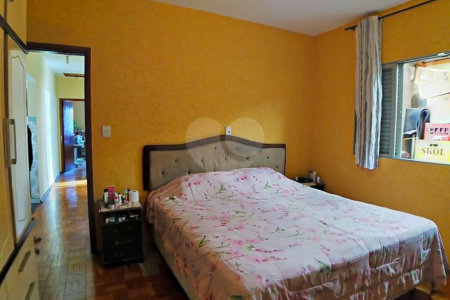 Casa térrea com piscina e 3 quartos.