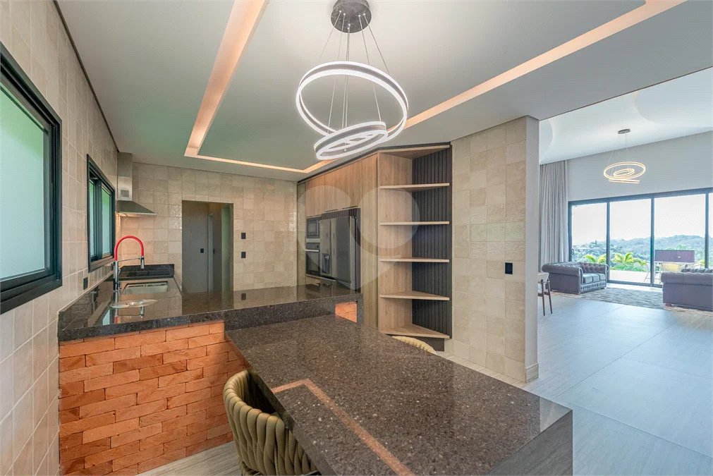 Casa à venda com 4 suítes no condomínio Vale da Santa Fé, Vinhedo - SP