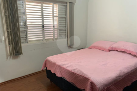 Casa térrea com 3 suítes.