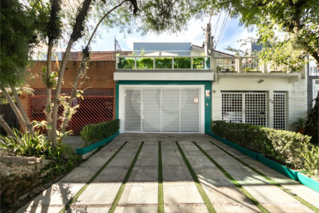 Sobrado à venda com 231 m² sendo 3 dormitórios uma suíte no bairro da Saúde.