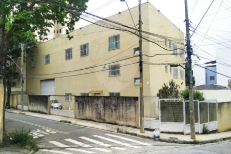 Galpão com 1155m² , 6 banheiros , sendo 2 vestiários , atualmente com 13 vagas , podendo chegar a 17 , à venda na Vila Principe de Gales em Santo André.