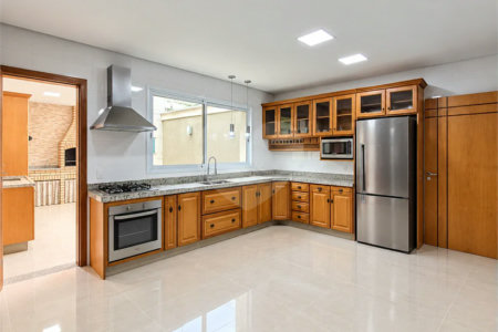 Sobrado geminado com 185 m², 3 suítes, closet, 4 vagas, área gourmet, sótão, energia solar, aquecimento de água e sistema completo de segurança.