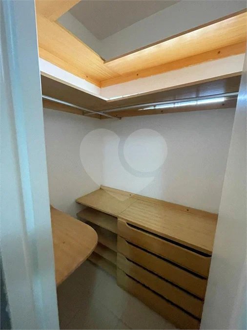 Sobrado com 4 dormitórios, 2 suítes, closet, varandas, escritório, jardim de inverno, espaço gourmet com churrasqueira e fogão a lenha e 3 vagas.