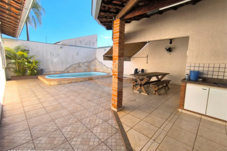 Casa á venda na Avenida Pau Brasil.