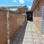 Casa térrea com 3 dormitórios, sendo 1 suíte.