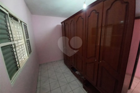 Sobrado à venda com excelente distribuição de espaços