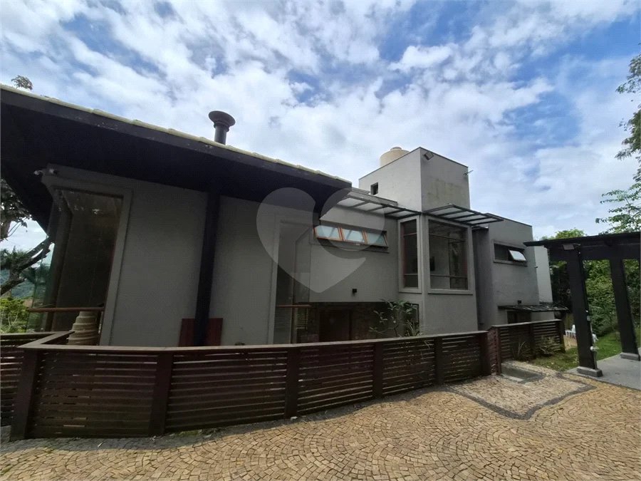 Casa em Condomínio de Alto Padrão no Suíça da Cantareira.
