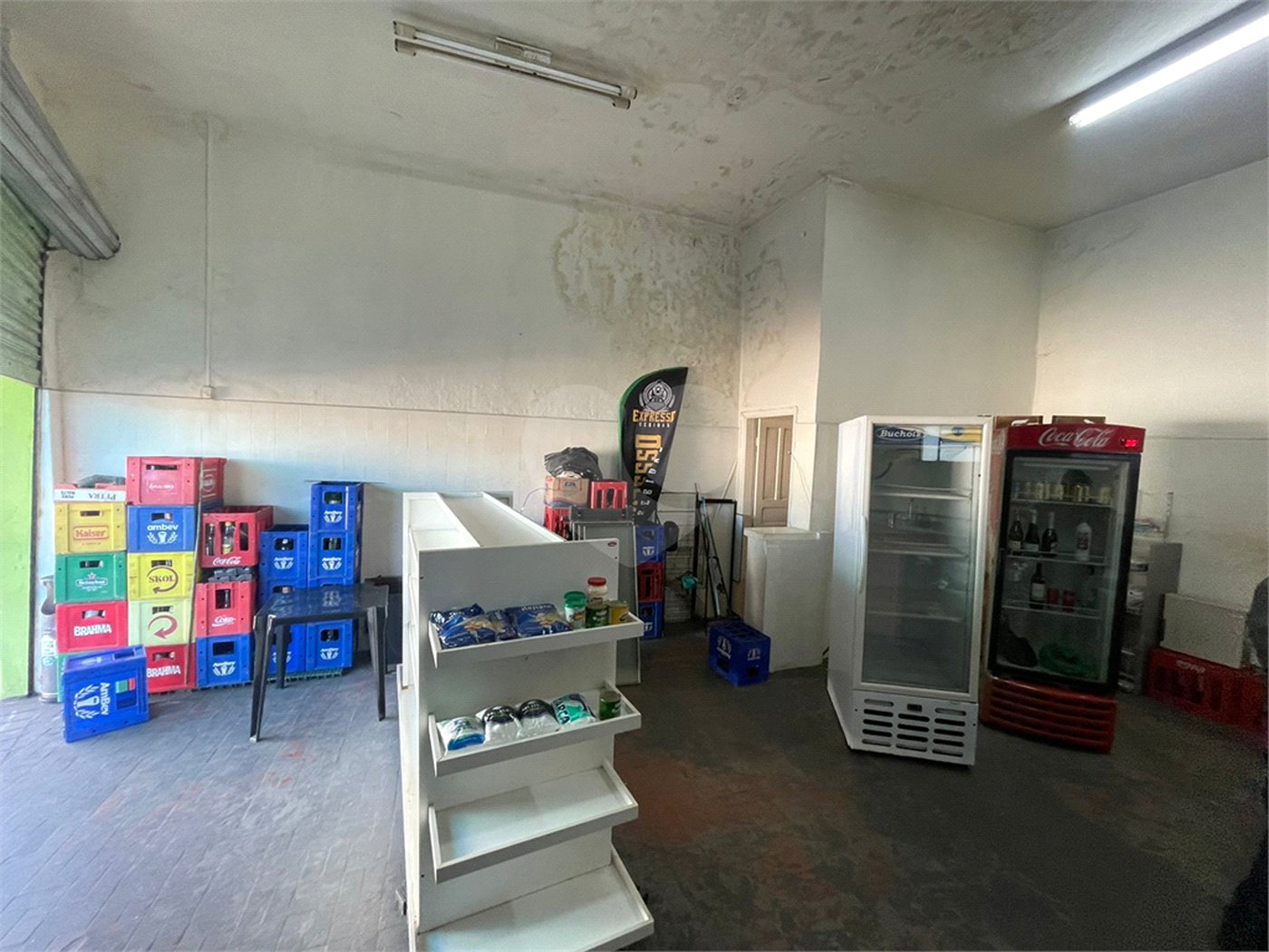 Casa térrea e salão comercial a venda no Jardim Bandeirantes.
