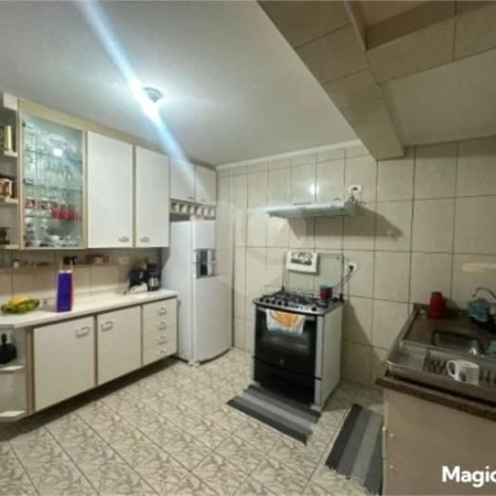 Casa com 200m² , 5 dormitórios , sendo 1 suíte , 3 vagas de garagem , à venda em Guarulhos.