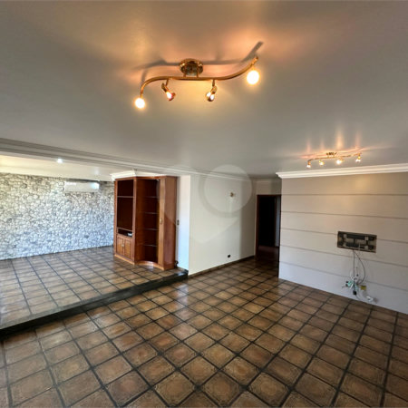 Casa à Venda no Bosque da Saúde com 271m², 3 Dormitórios, 1 Suíte e 4 Vagas