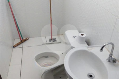 Casa térrea com 2 dormitórios, sendo 1 suíte.