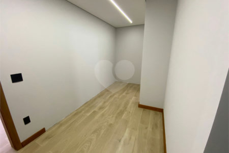 Casa à Venda no Condomínio Damha II