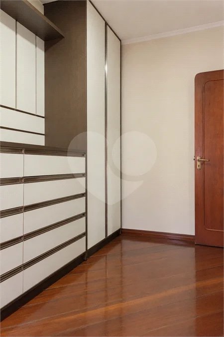 Casa à venda com 6 dormitórios, 3 suítes, piscina, área gourmet, hidromassagem, lareira, varanda e 6 vagas de garagem. Conforto e lazer para toda a família!