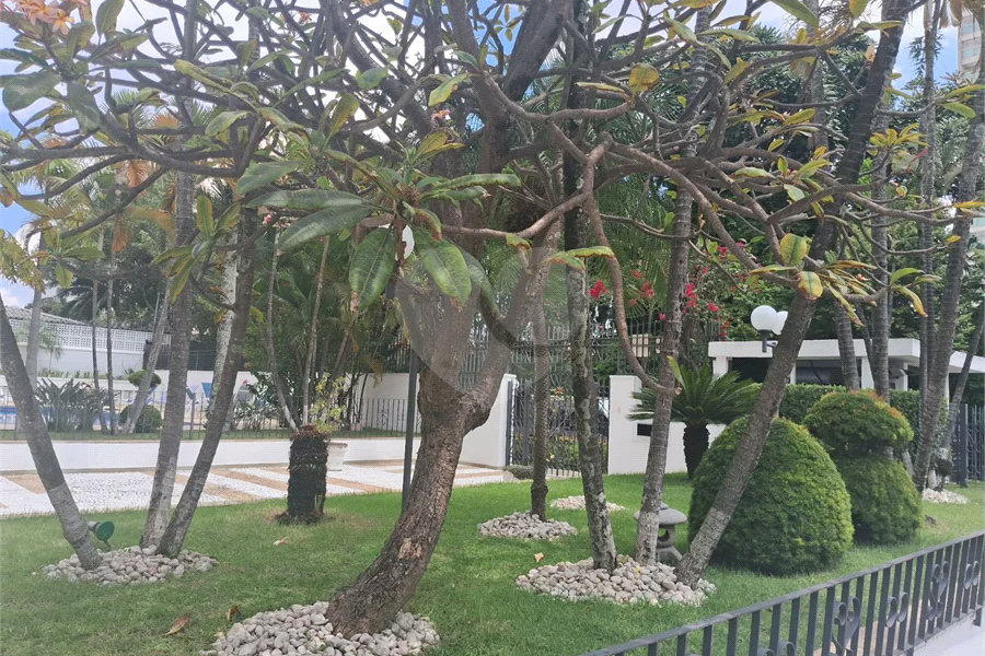 Prédio com portaria 24 horas, e lazer. Apartamento com 3 dormitórios, uma suíte, 2 vagas de garagem