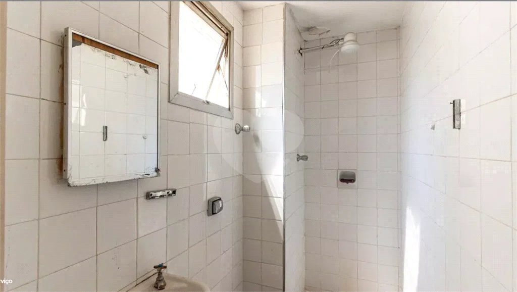 Este elegante apartamento em Higienópolis oferece 224m² de área muito bem distribuída, perfeito para quem valoriza conforto