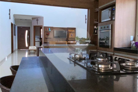 Excelente casa com muito boa localização no Condomínio Eldorado á venda.