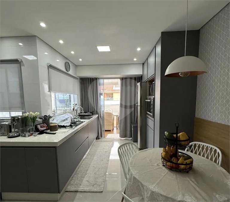 Apartamento de 100 m² à venda em Santo André, sem condomínio, com 2 quartos, 2 banheiros, móveis planejados, área gourmet e 1 vaga coberta e fixa. Excelente acabamento.