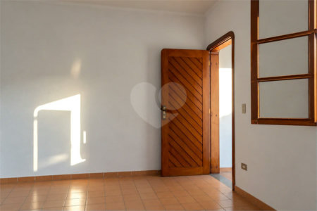 Casa à venda com 6 dormitórios, 3 suítes, piscina, área gourmet, hidromassagem, lareira, varanda e 6 vagas de garagem. Conforto e lazer para toda a família!