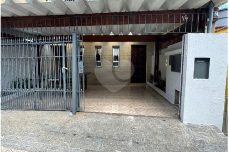 Excelente oportunidade para investidores: três casas locadas, renda mensal imediata e localização estratégica na Saúde!!