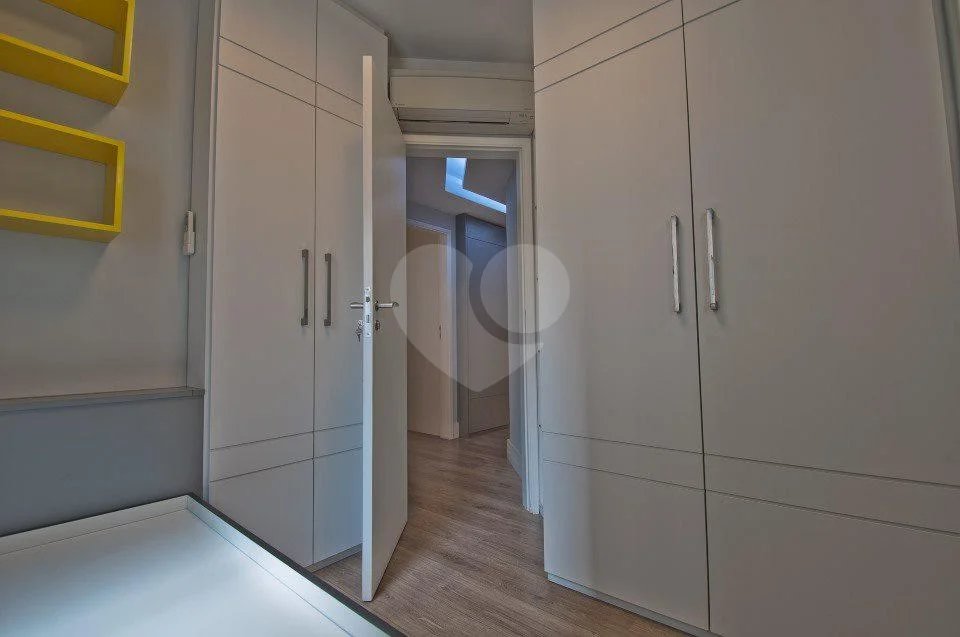 Linda cobertura Duplex om 3 dormitórios, sendo uma suíte com armários e ar condicionado e 2 vagas .