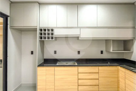Indaiatuba - Jardim Bom sucesso - Área total: 150m² - Área construída: 115m² - 3 dormitórios sendo 1 suíte com armário planejado;Sala para dois ambientes; Banheiros com box gabinetes e espelhos; Área gourmet com churrasqueira a carvão e móveis planejados; Lavanderia coberta; Ar condicionado na sala