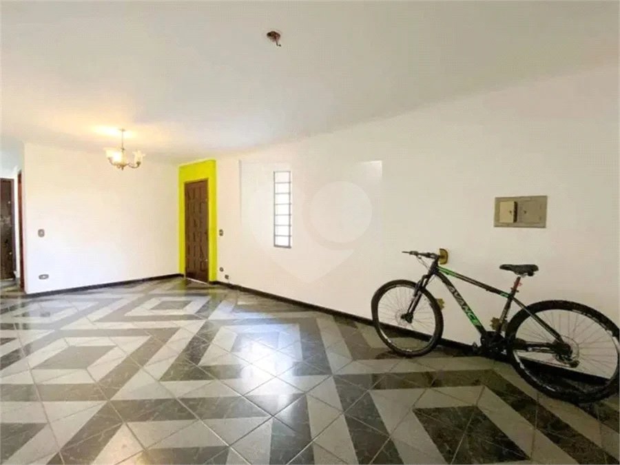 Oportunidade à venda na Vila Ipojuca: Sobrado Espaçoso com 200m²de área construída e 250m2 de terreno - 4 Dormitórios e 5 Vagas de garagem.