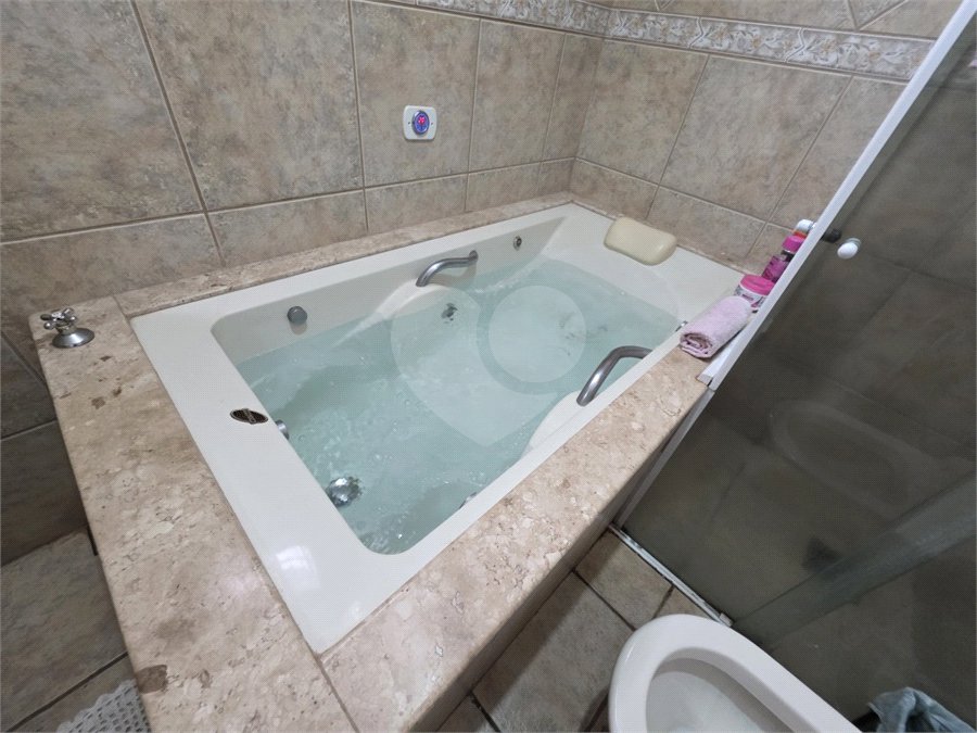 Casa térrea à venda no Douradinho com 2 quartos e edícula com mais dois quartos e 2 banheiros.