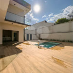 Indaiatuba - Condomínio Milano - Sobrado - 350 m² de terreno - 240 m² de área construída - 4 vagas de garagem, sendo 2 cobertas - Salas de estar e jantar integradas - 3 suítes com closet e varanda no pavimento superior - Escritório no térreo - Espaço gourmet com churrasqueira - Banheiro externo