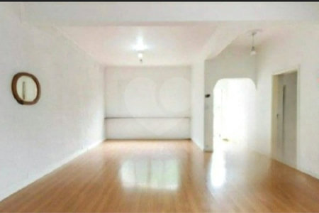 Sobrado à venda na Mooca de 212m² com 2 dormitórios, 1 suíte e 2 vagas.