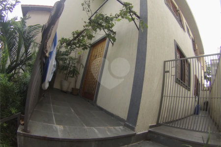 Sobrado com 4 quartos sendo 2 suítes.