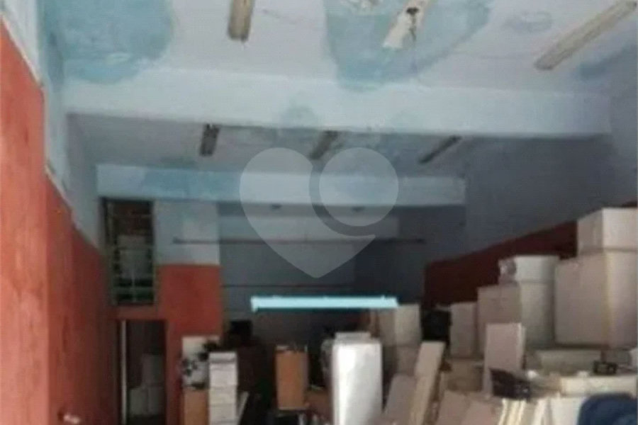 Galpão comercial com 147 m² de área total de terreno e 100 m² de área útil no Cambuci.