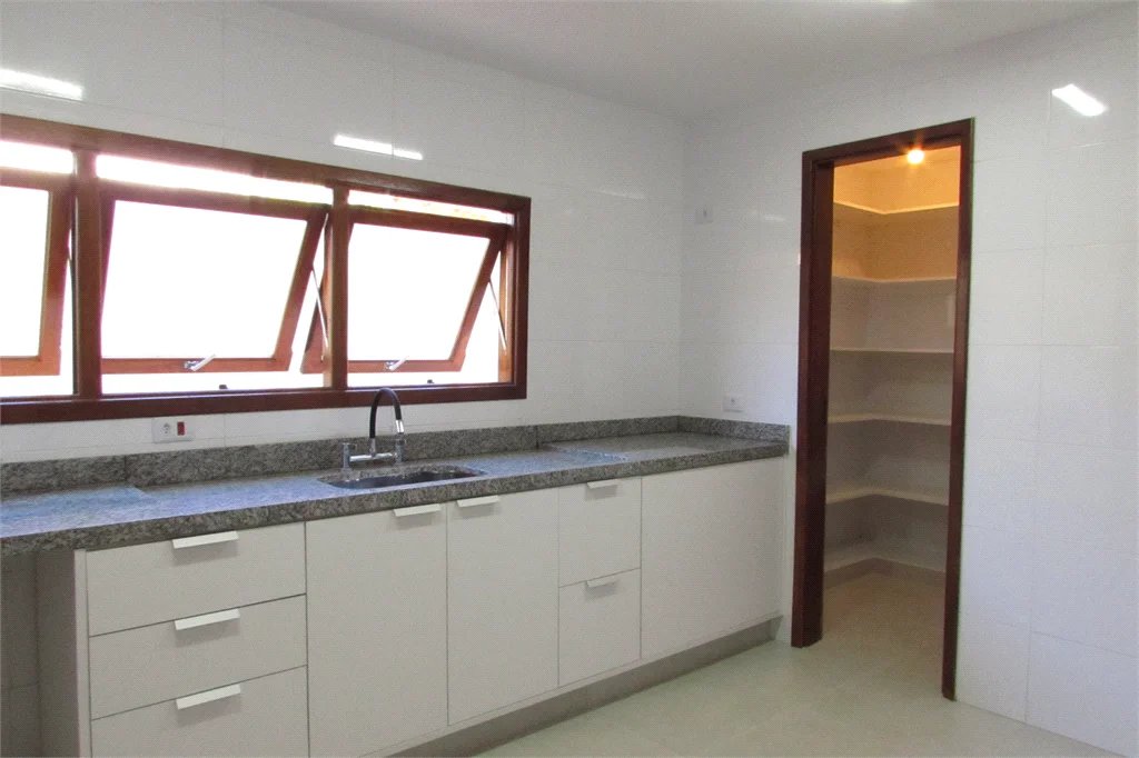 Casa para alugar com 4 quartos, sendo 2 suítes,  em Cidade São Francisco, São Paulo, SP
