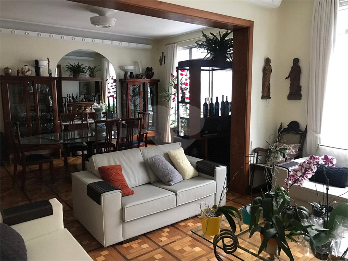 Apartamento de 345m2, 1 por andar.4 dormitórios (sendo 1 suite e 1 closet).