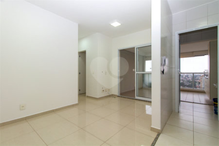 Apartamento com 02 dormitórios, sendo 1 suíte com 02 vagas de garagem