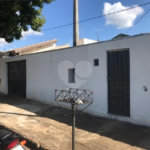 Casa térrea com 3 dormitórios, sendo 1 suíte.