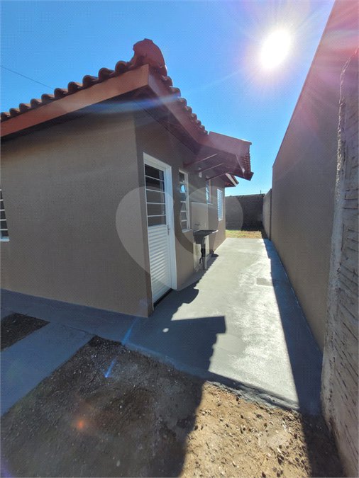 Seu Novo Lar Te Espera: Casa Aconchegante, Pronta para Morar e com 2 dormitórios e Amplo Quintal!