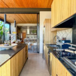 Indaiatuba - HOME DESIGN - Casa Térrea - Condomínio Paradiso - 420 m² de terreno - 307,19 m² de área construída - 3 suítes completas, sendo 1 master com closet planejado e banheira de imersão - Sala de TV reversível para 4ª suíte - Sala de estar ampla e varanda gourmet integrada - Cozinha com móve