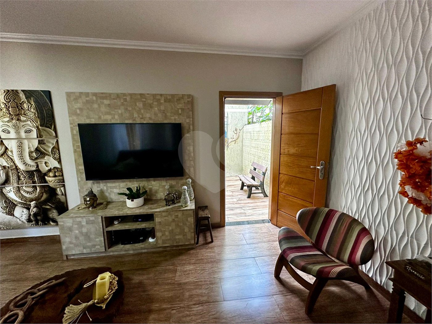 Casa com Piscina e Churrasqueira | 2 Suítes | Edícula | 3 Vagas | 275m²