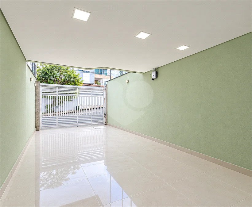 Sobrado geminado com 185 m², 3 suítes, closet, 4 vagas, área gourmet, sótão, energia solar, aquecimento de água e sistema completo de segurança.
