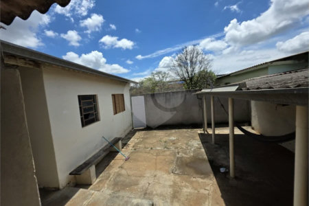 Casa térrea à venda com amplo quintal e grande potencial na Vila Nery