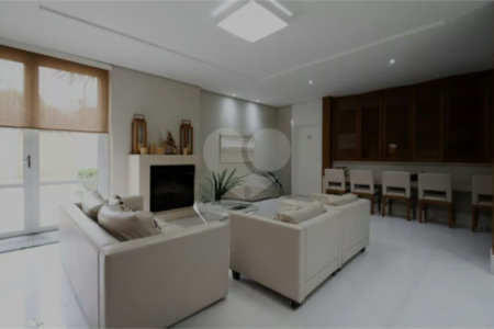Apartamento com dois dormitórios sendo um climatizado, com duas vagas de garagem.