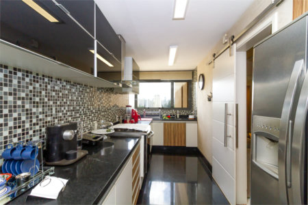 Apartamento de Alto Padrão no Campo Belo para venda com porteira fechada, com 4 dormitórios suítes e 4 vagas com lazer de club.