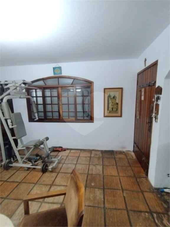 Casa à venda na Vila Mariana de 300 metros quadrados, com 3 dormitórios, 1 suíte e 2 vagas.