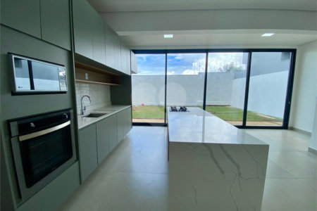 Sobrado á venda com 03 suítes, no Residencial Villeneuve em São Carlos-SP.