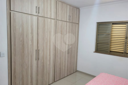Casa térrea com 2 dormitórios, sendo 1 suíte.