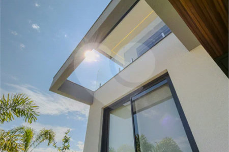 Indaiatuba - Condominio Villa Sapezal - 318 m² de Terreno - 230 m² de Área Construída - 3 suítes, sendo 1 Master com closet planejado - Sala de TV - Sala de estar integrada à Sala de jantar - Cozinha com móveis planejados - Despensa - Escritório planejado - Lavabo - Piscina com preparação para aquec