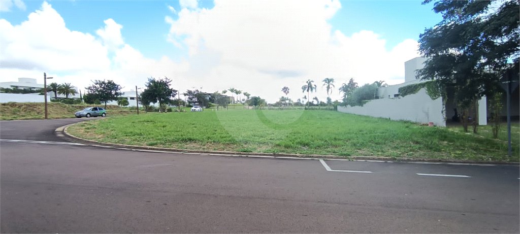 Terreno no Condomínio Damha Golf.